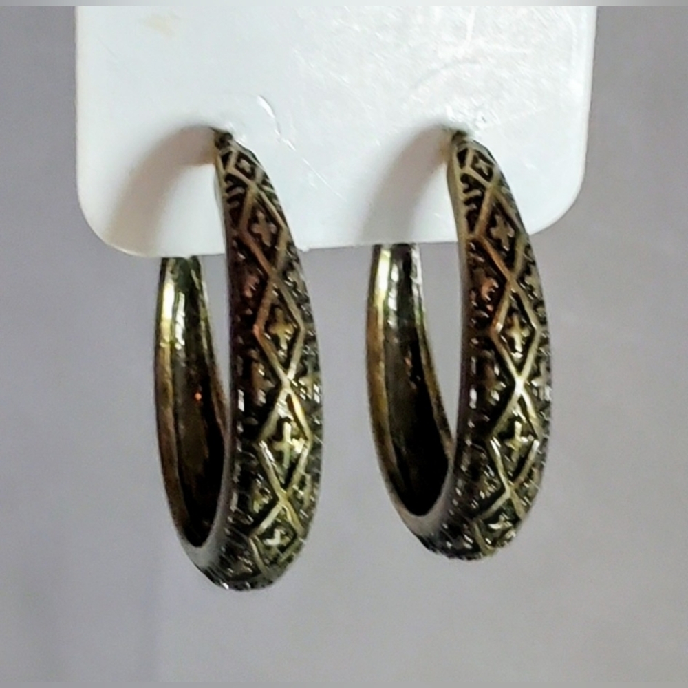 Set Of Brass and Maroon Fringe Necklace And Earring Set. - Picture 7 of 9